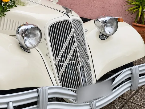 Fari tondi, calandra verticale e paraurti cromati dell’auto d’epoca