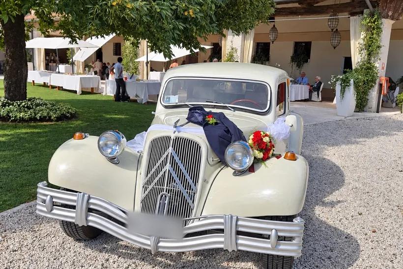 Auto d’epoca del 1953 addobbata per un matrimonio